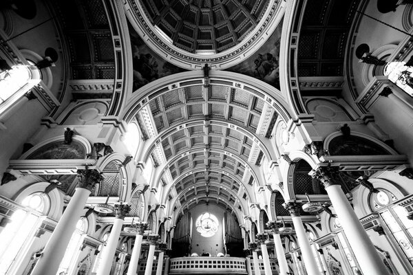 Katedral dekorunun siyah beyaz fotoğrafı