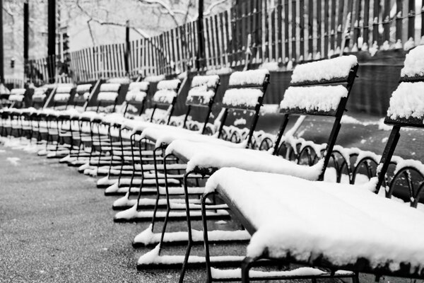 After the snow, the shops were completely empty