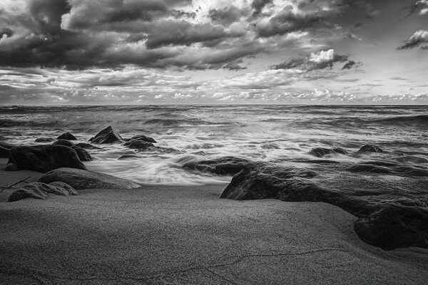 Bord de mer noir et blanc