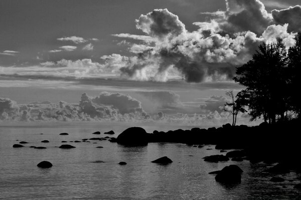 Schwarzer und weißer Strand mit Cumulus-Wolken