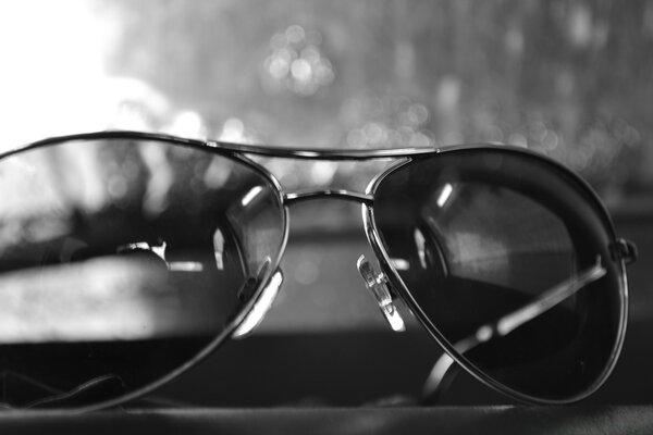 Черно-белое фото очки солнцезащитные