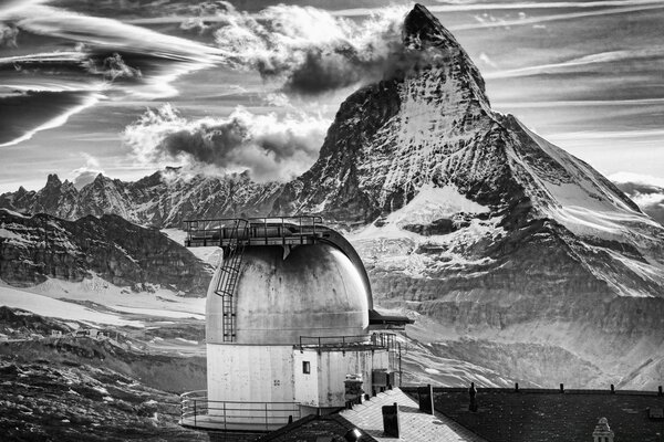 Estación científica en las montañas del desierto