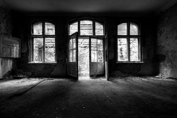 Ventanas en blanco y negro de arquitectura gris, casa abandonada