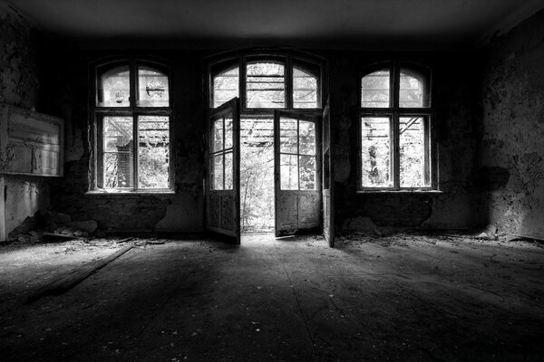 Finestre in bianco e nero di architettura grigia, casa abbandonata