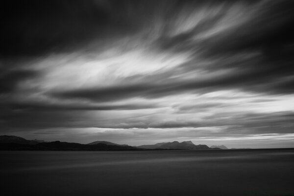 Photo noir et blanc du coucher du soleil dans la soirée