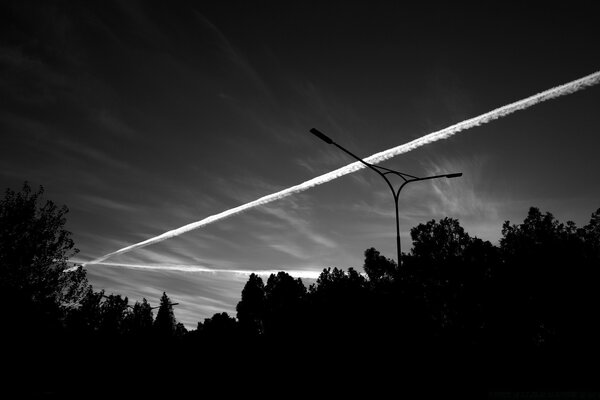 Eine Spur vom Flugzeug am Himmel