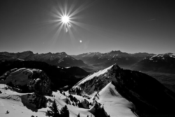 Foto en blanco y negro de la naturaleza invernal de la montaña