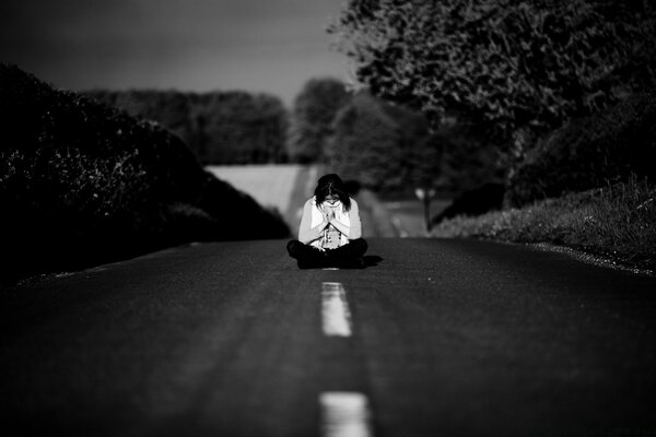 Meditación humana en medio de la carretera