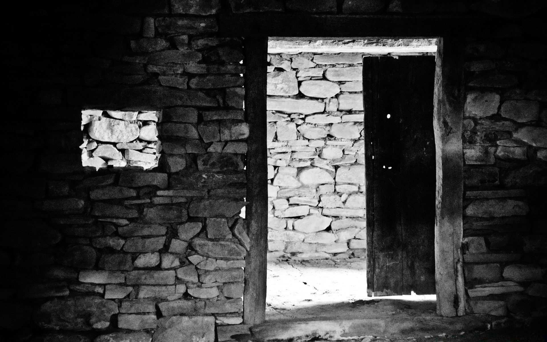 noir et blanc abandonné mur vieux fenêtre brique maison architecture sale cassé porte pierre maison monochrome