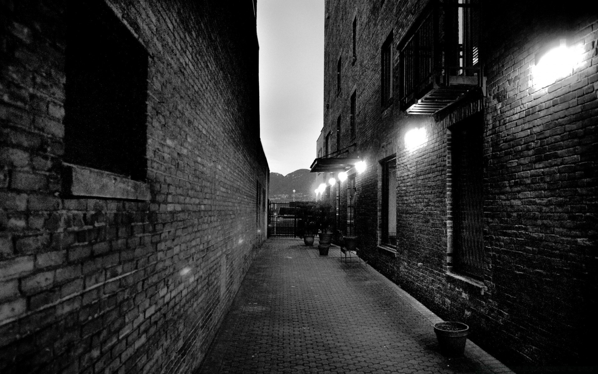 blanco y negro luz monocromo oscuro túnel calle abandonado arquitectura paredes corcho ciudad urbano viejo sombra viajes perspectivas casa