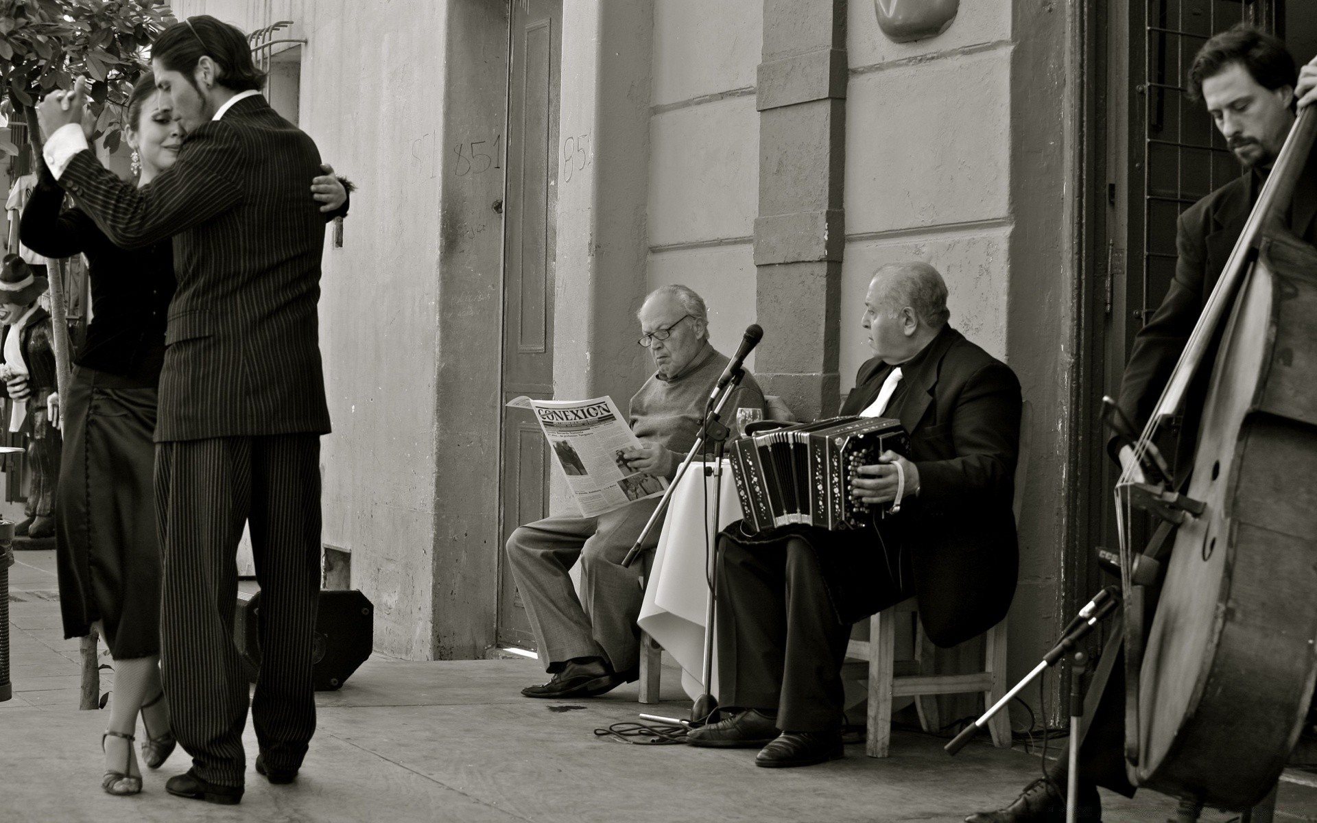 bianco e nero musica musicista banda strumento adulto uomo strada strumento a corda donna tre chitarra