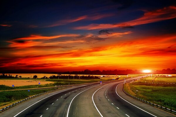 Beau coucher de soleil sur l autoroute vide