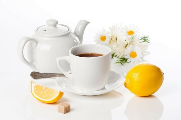 Colazione cvy con limone su sfondo