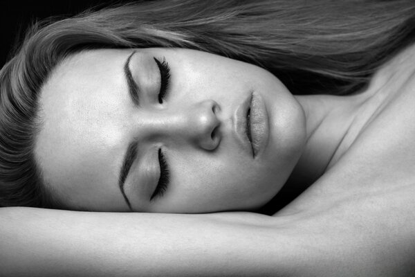 Retrato en blanco y negro de una mujer dormida