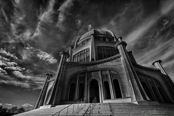 Cattedrale alta in bianco e nero in stile classico