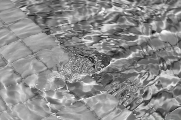 L excitation de l eau transparente dans la piscine