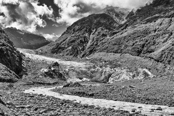 Schwarz-Weiß-Foto Landschaft der Berge des Baches und der Schlucht