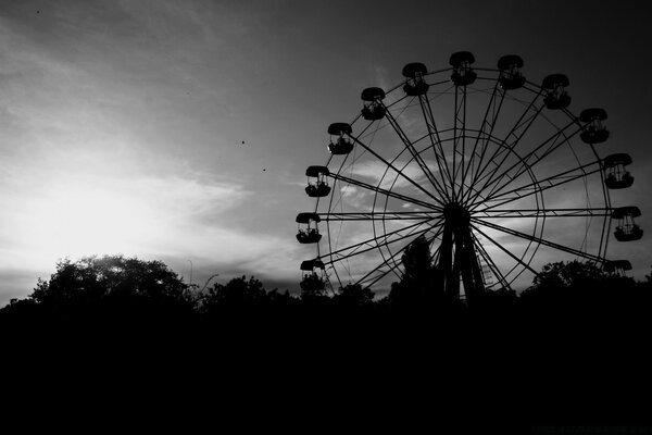 Grande roue en noir et blanc