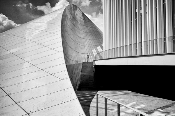 Glatte Architekturlinien in monochromer Farbe