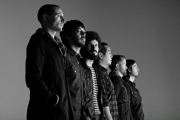 Foto em preto e branco do Grupo Linkin Park