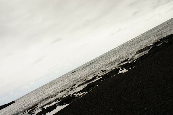 Monochrome Malerei des Strandes und des Ozeans