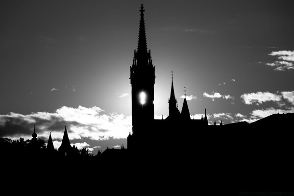 Die untergehende Sonne verabschiedet sich vom Tag durch das Turmfenster