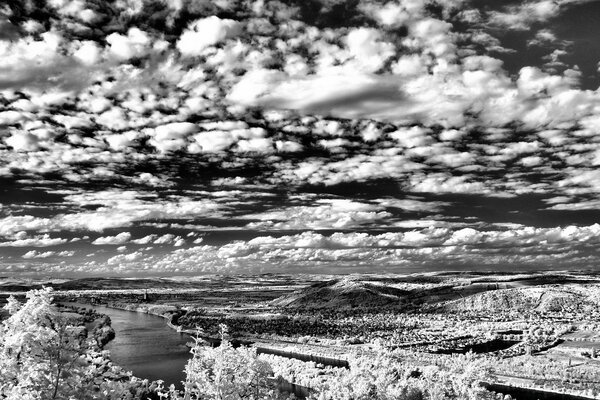 Foto em preto e branco da paisagem de inverno rio e colinas de uma altura