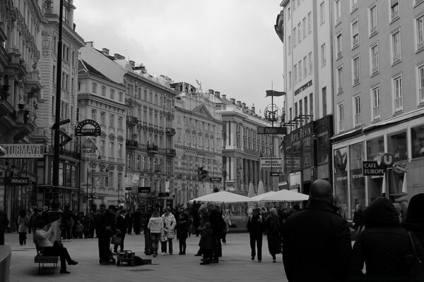 Viele Gruppen auf der monochromen Straße