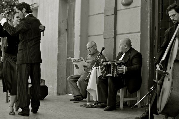 Straßenmusiker spielen für das tanzende Paar