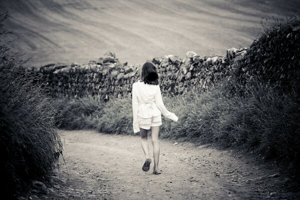 Fille marche sur la route de campagne