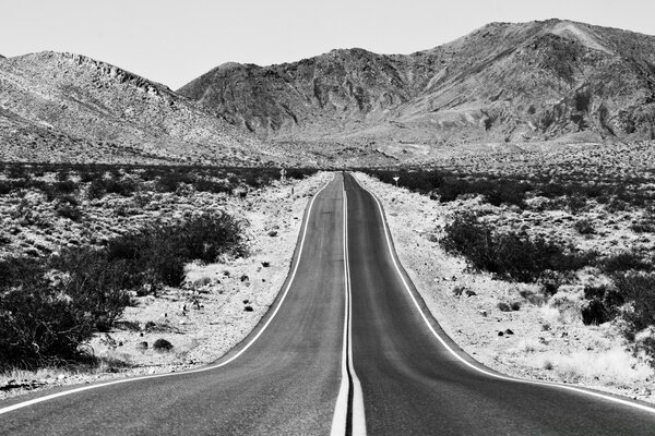 Carretera del desierto en el fondo de la cordillera