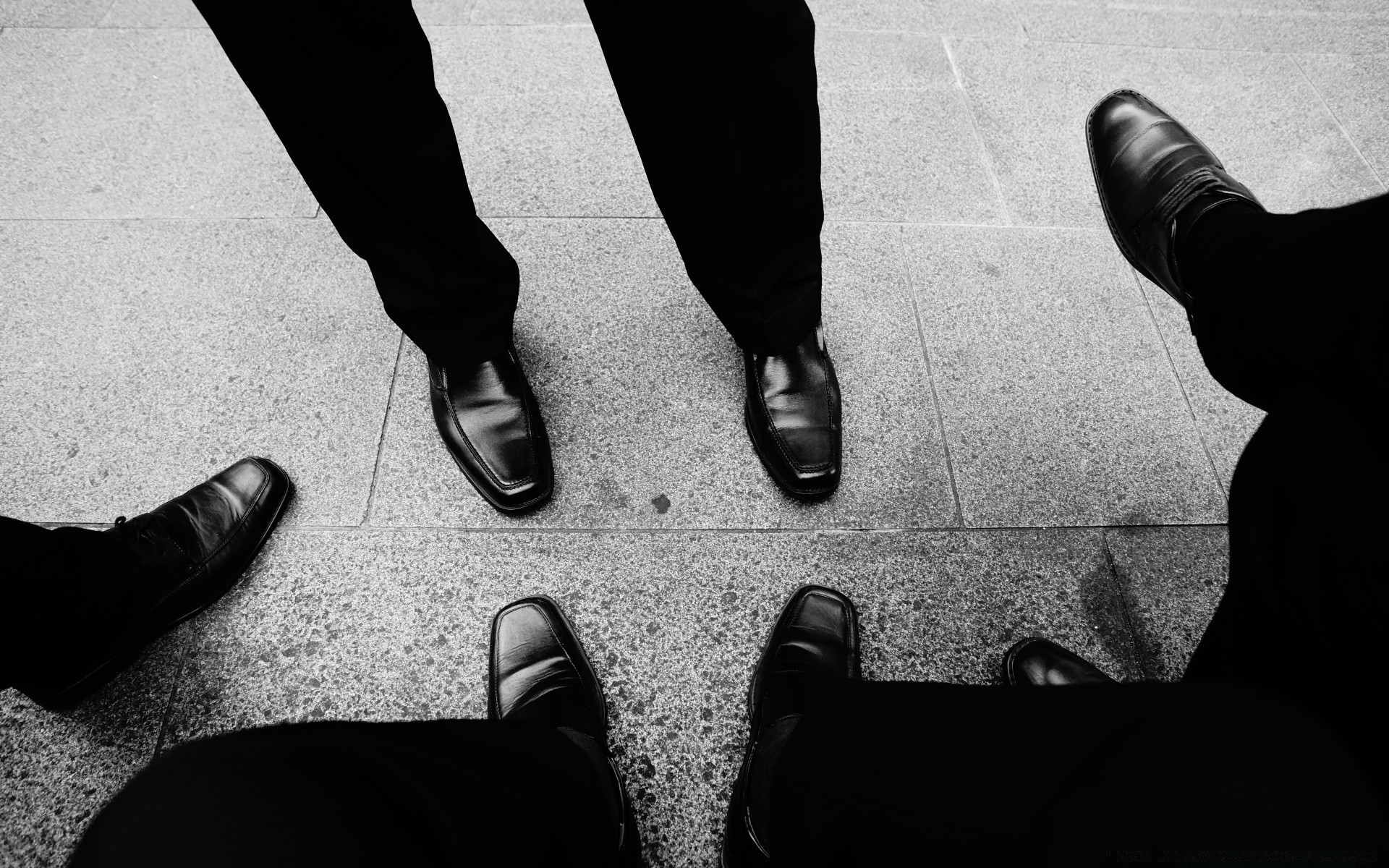 noir et blanc pieds femme monochrome adulte homme rue ombre chaussure deux un