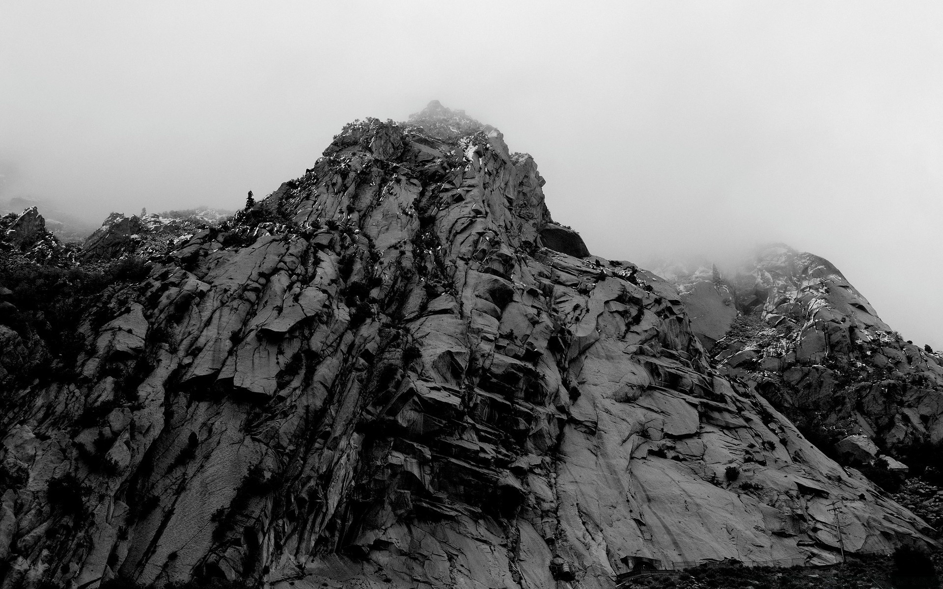 czarno-biały góry śnieg natura mgła monochromatyczny zima na zewnątrz mgła krajobraz