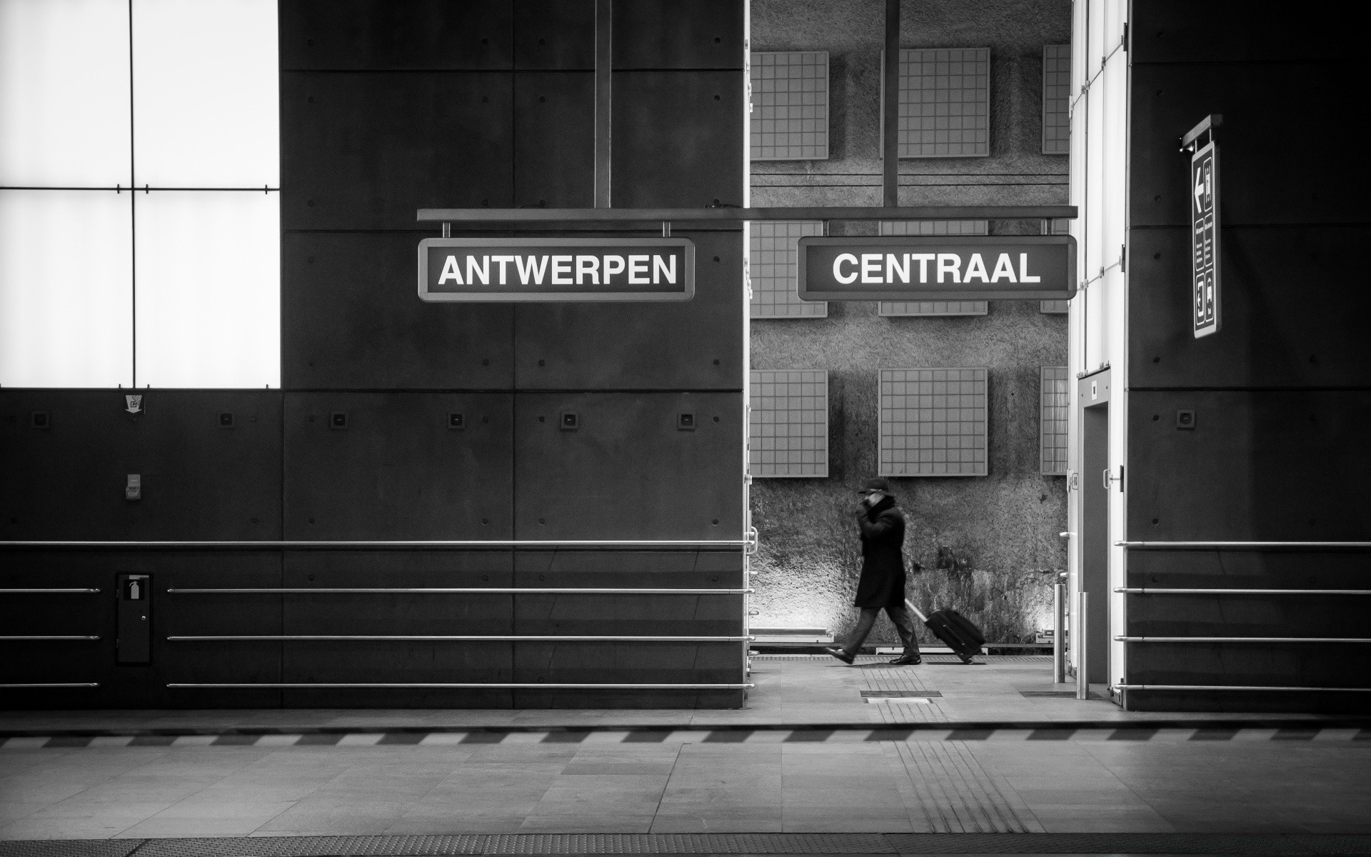 bianco e nero strada monocromatico adulto architettura uomo interno crimine donna città ombra affari orizzontale