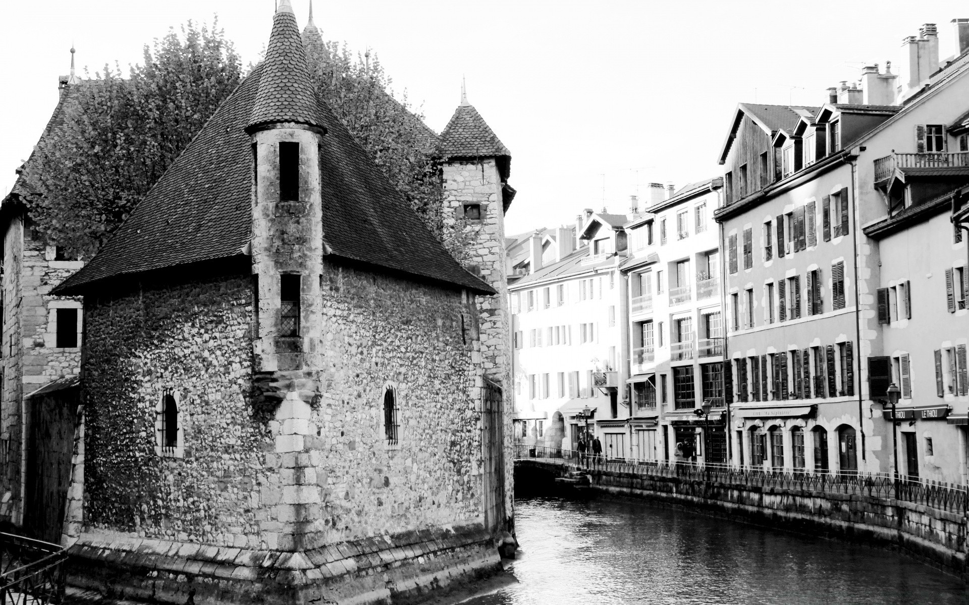 noir et blanc architecture vieux maison gothique monochrome ville maison canal maisons rue rivière à l extérieur voyage