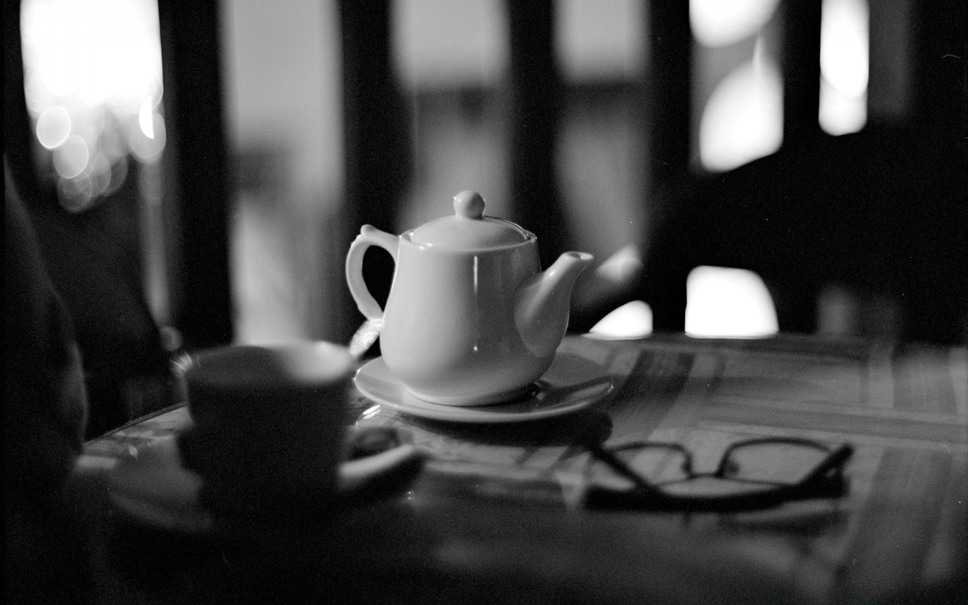 noir et blanc café tasse thé boire aube table vaisselle chaud nature morte monochrome dof mug flou tasse à café soucoupe espresso après-midi restaurant lumière petit déjeuner