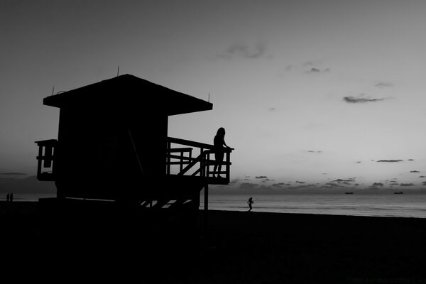 Tramonto del sole sulla spiaggia su sfondo bianco e nero