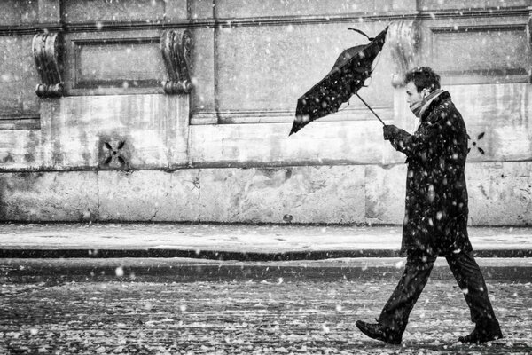 Foto in bianco e nero di un ADULTO con un ombrello