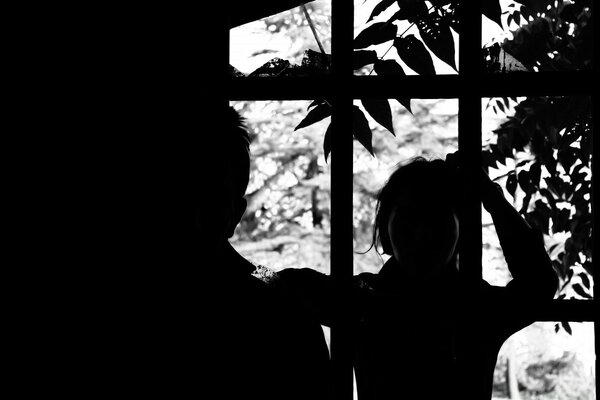 Silhouette monocromatica di un ADULTO