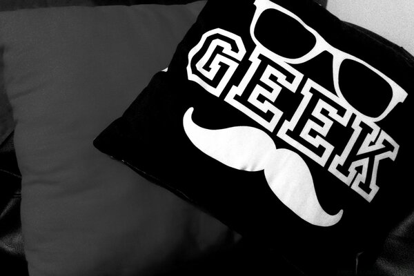 Camiseta com letras Geek em fundo preto e branco