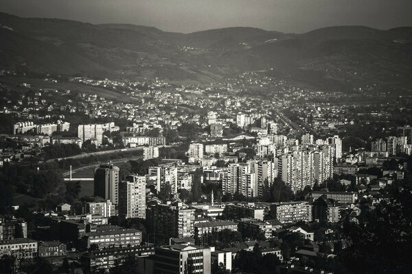 Ciudad moderna en blanco y negro