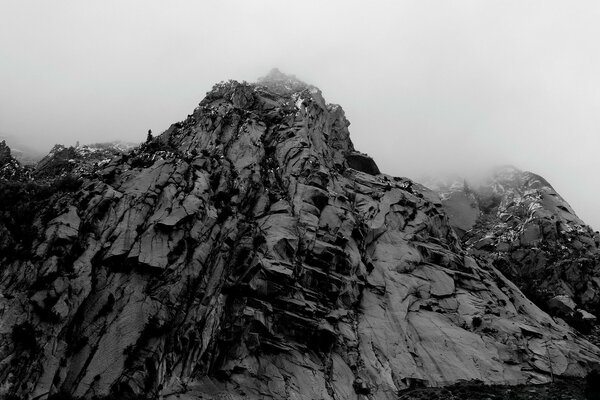 Die Schönheit der schneebedeckten Berge im Nebel