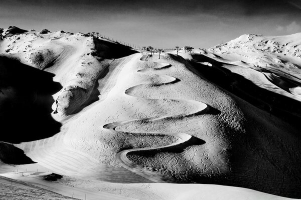 Strada in bianco e nero nel deserto di colore monocromatico