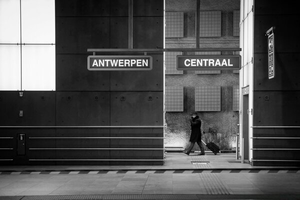 Schwarz-weiß-Foto zeigt eine Straße Erwachsener Mann Architektur