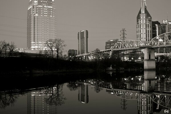 Dans la ville de pont sur la rivière en noir et blanc