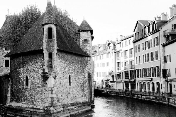 Edificios antiguos en la orilla del canal