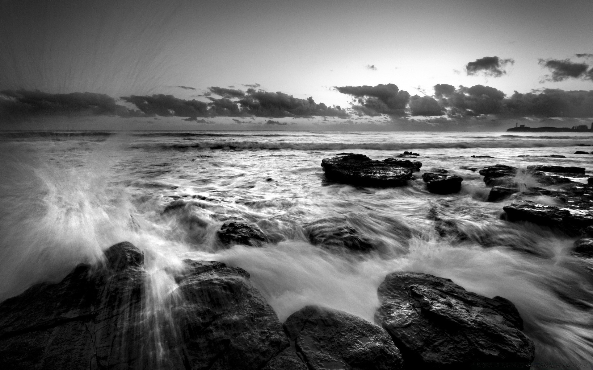 黑色和白色 水 日落 海滩 景观 海洋 海 黎明 景观 岩石 晚上 海 黄昏 单色 太阳 摄影 风暴 自然 冲浪 天空