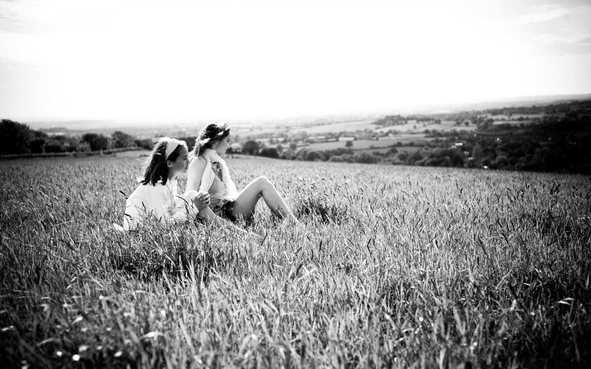 in bianco e nero uno campo adulto erba natura terra coltivata paesaggio donna estate fieno