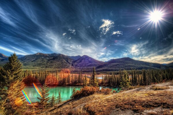 Bellissimo paesaggio montano con stagno