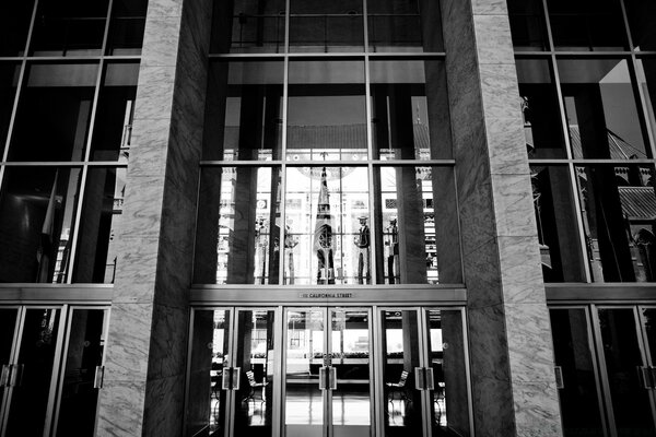 Exquisita arquitectura de la casa en blanco y negro